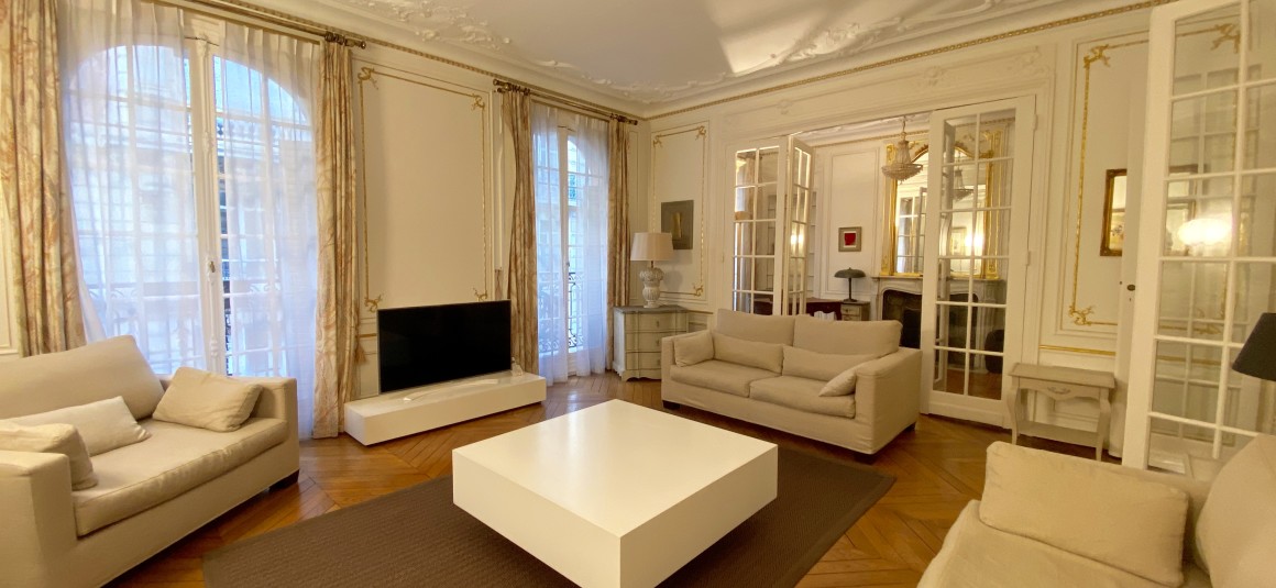 MEUBLÉ – 3 chambres + bureau – Paris 17ème – 210 m2 – Rue Pierre Demours – 1er étage avec ascenseur – Loyer charges comprises : 6.500 € (chauffage collectif)