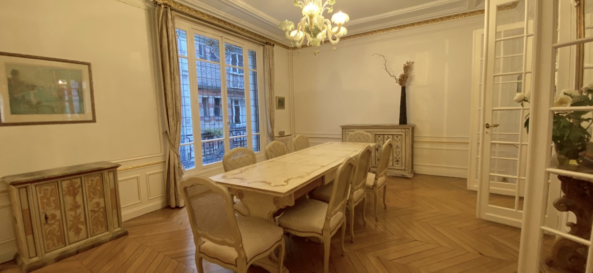 MEUBLÉ – 3 chambres + bureau – Paris 17ème – 210 m2 – Rue Pierre Demours – 1er étage avec ascenseur – Loyer charges comprises : 6.500 € (chauffage collectif)
