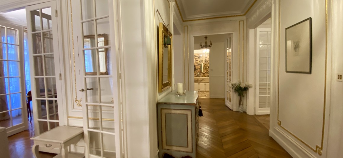 MEUBLÉ – 3 chambres + bureau – Paris 17ème – 210 m2 – Rue Pierre Demours – 1er étage avec ascenseur – Loyer charges comprises : 6.500 € (chauffage collectif)