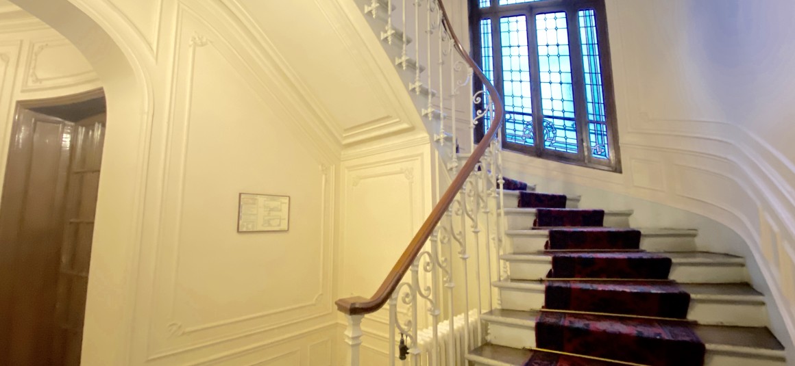 MEUBLÉ – 3 chambres + bureau – Paris 17ème – 210 m2 – Rue Pierre Demours – 1er étage avec ascenseur – Loyer charges comprises : 6.500 € (chauffage collectif)
