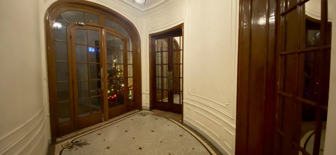 MEUBLÉ – 3 chambres + bureau – Paris 17ème – 210 m2 – Rue Pierre Demours – 1er étage avec ascenseur – Loyer charges comprises : 6.500 € (chauffage collectif)