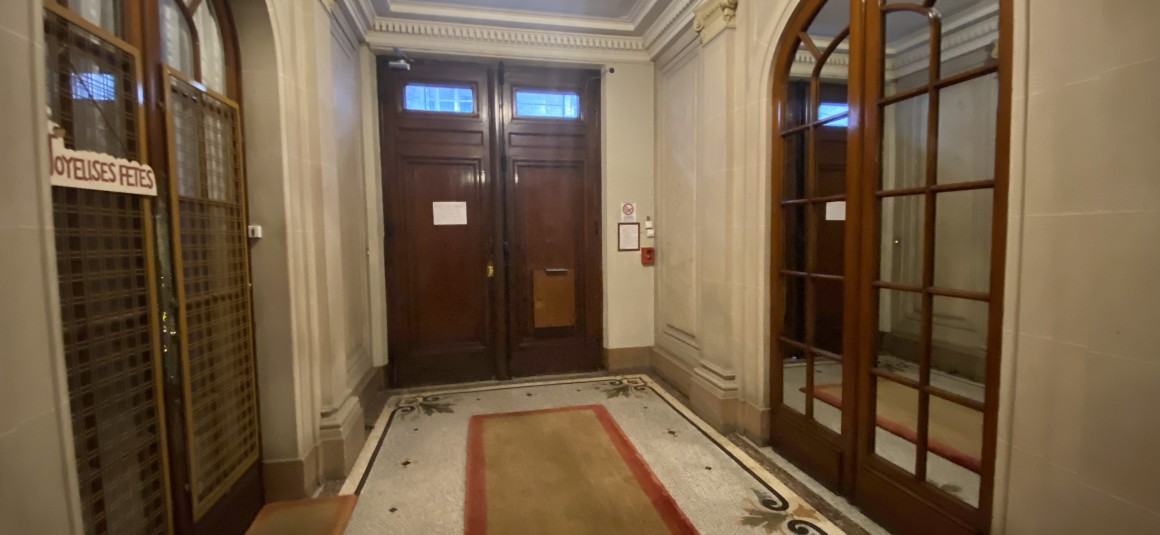 MEUBLÉ – 3 chambres + bureau – Paris 17ème – 210 m2 – Rue Pierre Demours – 1er étage avec ascenseur – Loyer charges comprises : 6.500 € (chauffage collectif)