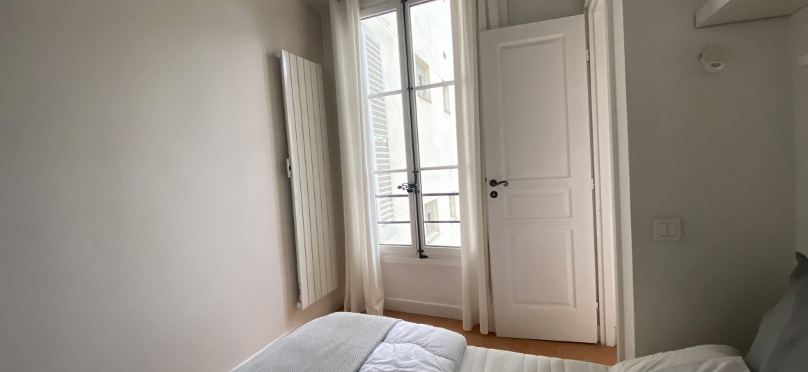 MEUBLÉ – 1 chambre – 32 m2 – Rue Saint Dominique – Paris 7ème – 3ème étage avec ascenseur – Loyer charges comprises : 1.990 €