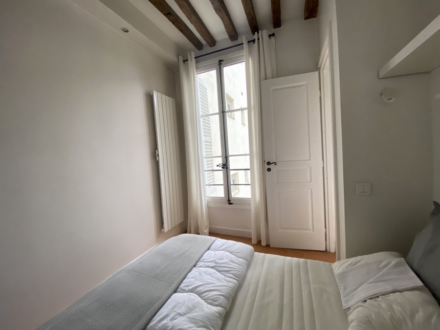 MEUBLÉ – 1 chambre – 32 m2 – Rue Saint Dominique – Paris 7ème – 3ème étage avec ascenseur – Loyer charges comprises : 1.990 €