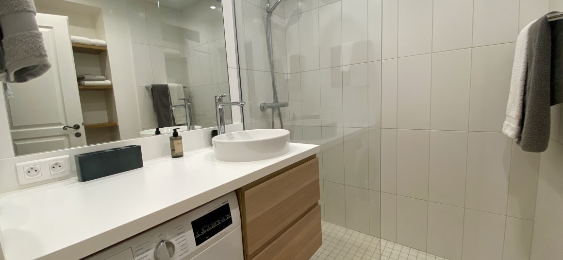 MEUBLÉ – 1 chambre – 32 m2 – Rue Saint Dominique – Paris 7ème – 3ème étage avec ascenseur – Loyer charges comprises : 1.990 €