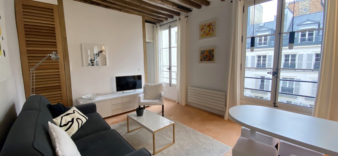 MEUBLÉ – 1 chambre – 32 m2 – Rue Saint Dominique – Paris 7ème – 3ème étage avec ascenseur – Loyer charges comprises : 1.990 €
