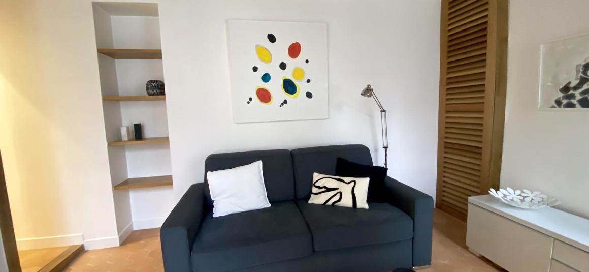 MEUBLÉ – 1 chambre – 32 m2 – Rue Saint Dominique – Paris 7ème – 3ème étage avec ascenseur – Loyer charges comprises : 1.990 €