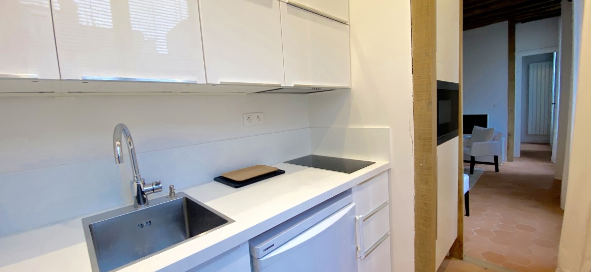 MEUBLÉ – 1 chambre – 32 m2 – Rue Saint Dominique – Paris 7ème – 3ème étage avec ascenseur – Loyer charges comprises : 1.990 €