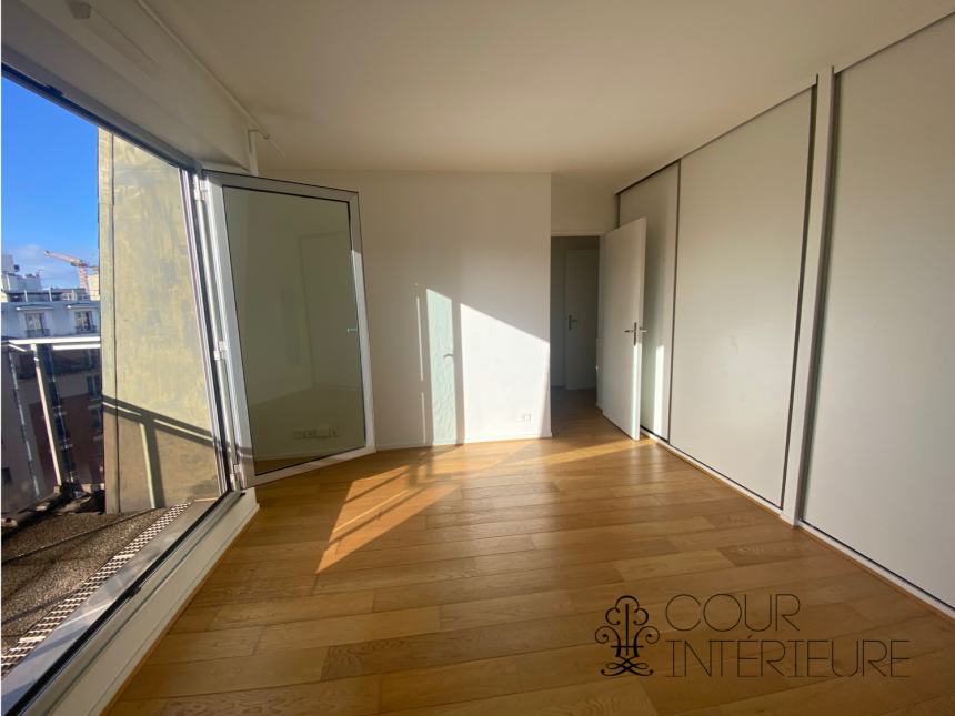 VIDE – 3 chambres – Paris 15ème – Rue de la Convention – 105 m2 + Balcon Terrasse de 12,5 m2 –  7ème et dernier étage avec ascenseur – Double parking en sous-sol – Loyer charges comprises : 3.640 euros cc