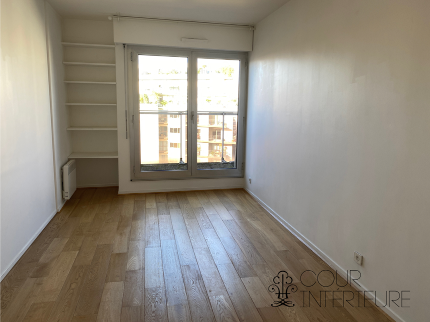 VIDE – 3 chambres – Paris 15ème – Rue de la Convention – 105 m2 + Balcon Terrasse de 12,5 m2 –  7ème et dernier étage avec ascenseur – Double parking en sous-sol – Loyer charges comprises : 3.640 euros cc