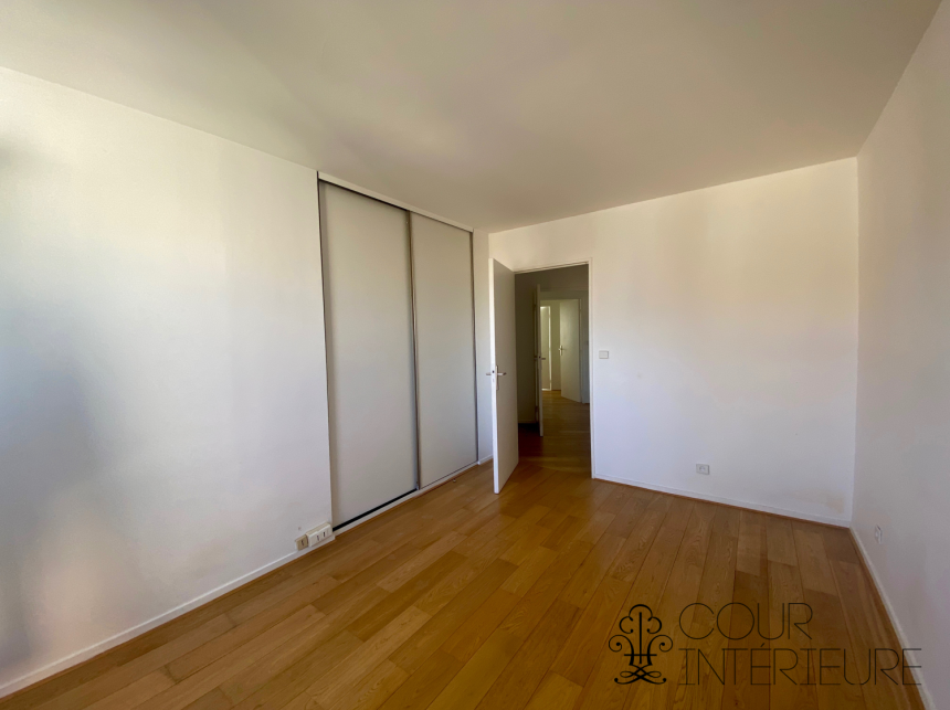 VIDE – 3 chambres – Paris 15ème – Rue de la Convention – 105 m2 + Balcon Terrasse de 12,5 m2 –  7ème et dernier étage avec ascenseur – Double parking en sous-sol – Loyer charges comprises : 3.640 euros cc