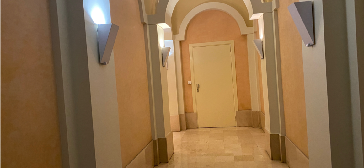 VIDE – 3 chambres – Paris 15ème – Rue de la Convention – 105 m2 + Balcon Terrasse de 12,5 m2 –  7ème et dernier étage avec ascenseur – Double parking en sous-sol – Loyer charges comprises : 3.950 euros cc