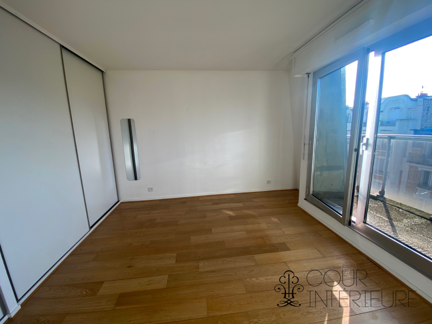 VIDE – 3 chambres – Paris 15ème – Rue de la Convention – 105 m2 + Balcon Terrasse de 12,5 m2 –  7ème et dernier étage avec ascenseur – Double parking en sous-sol – Loyer charges comprises : 3.640 euros cc