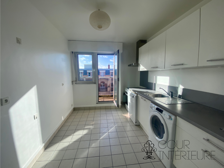 VIDE – 3 chambres – Paris 15ème – Rue de la Convention – 105 m2 + Balcon Terrasse de 12,5 m2 –  7ème et dernier étage avec ascenseur – Double parking en sous-sol – Loyer charges comprises : 3.640 euros cc