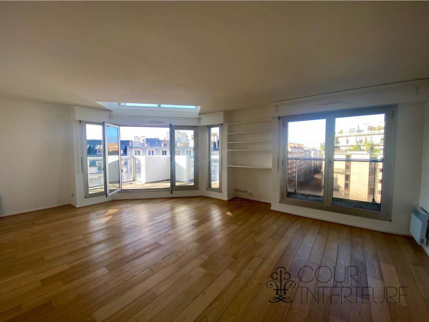 VIDE – 3 chambres – Paris 15ème – Rue de la Convention – 105 m2 + Balcon Terrasse de 12,5 m2 –  7ème et dernier étage avec ascenseur – Double parking en sous-sol – Loyer charges comprises : 3.640 euros cc