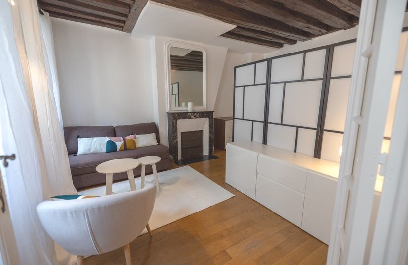 MEUBLÉ – Studio / 1 chambre – 31 m2 – Paris 1er – Rue Saint Honoré – 3ème étage sans ascenseur – Loyer charges comprises : 1.685 €
