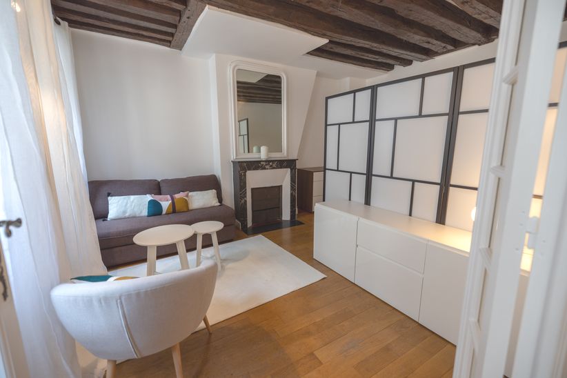 MEUBLÉ – Studio / 1 chambre – 31 m2 – Paris 1er – Rue Saint Honoré – 3ème étage sans ascenseur – Loyer charges comprises : 1.685 €