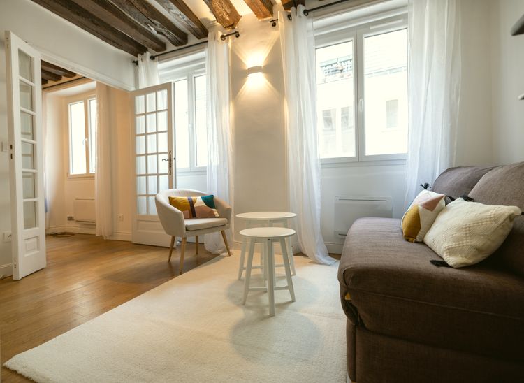 MEUBLÉ – Studio / 1 chambre – 31 m2 – Paris 1er – Rue Saint Honoré – 3ème étage sans ascenseur – Loyer charges comprises : 1.685 €