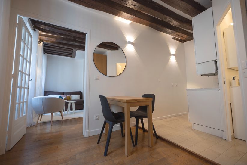 MEUBLÉ – Studio / 1 chambre – 31 m2 – Paris 1er – Rue Saint Honoré – 3ème étage sans ascenseur – Loyer charges comprises : 1.685 €