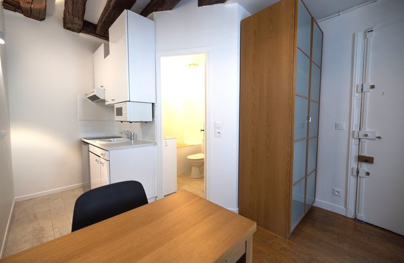 MEUBLÉ – Studio / 1 chambre – 31 m2 – Paris 1er – Rue Saint Honoré – 3ème étage sans ascenseur – Loyer charges comprises : 1.685 €