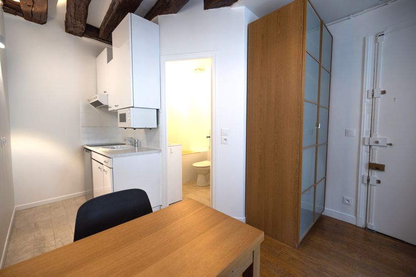 MEUBLÉ – Studio / 1 chambre – 31 m2 – Paris 1er – Rue Saint Honoré – 3ème étage sans ascenseur – Loyer charges comprises : 1.685 €