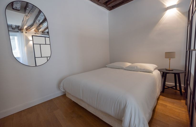 MEUBLÉ – Studio / 1 chambre – 31 m2 – Paris 1er – Rue Saint Honoré – 3ème étage sans ascenseur – Loyer charges comprises : 1.685 €
