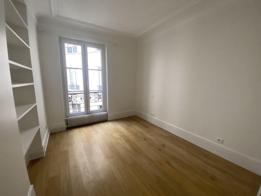 VIDE – 2 chambres – 52 m2 – Paris 17ème – Rue Labie – 2ème étage avec balcon sans ascenseur – Loyer charges comprises : 1.695 euros