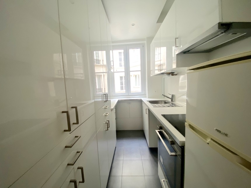 VIDE – 2 chambres – 52 m2 – Paris 17ème – Rue Labie – 2ème étage avec balcon sans ascenseur – Loyer charges comprises : 1.695 euros