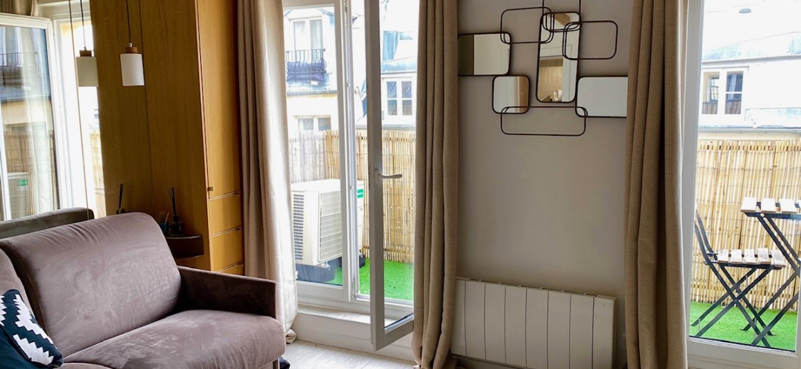 MEUBLÉ – Studio « charmant Pied à terre » proche tous transports Hyper centre  – 15 m2 environ – Paris 9ème – Chaussée d’Antin – Refait par architecte – 5ème étage avec ascenseur – Terrasse de 7 m2 – Loyer charges comprises : 900 euros