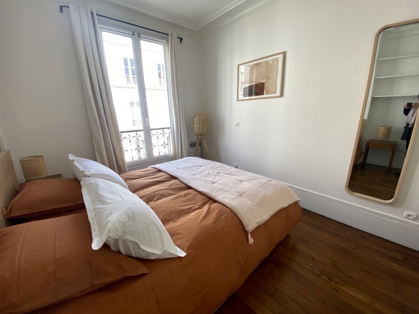 MEUBLÉ – 1 chambre – Paris 17ème – Batignolles – Rue Clairaut – 35 m2 – 4ème étage sans ascenseur – Loyer charges comprises : 1.400 euros