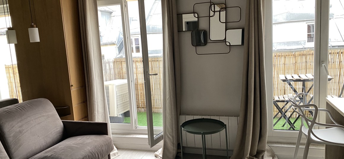 MEUBLÉ – Studio « charmant Pied à terre » proche tous transports Hyper centre  – 15 m2 environ – Paris 9ème – Chaussée d’Antin – Refait par architecte – 5ème étage avec ascenseur – Terrasse de 7 m2 – Loyer charges comprises : 900 euros