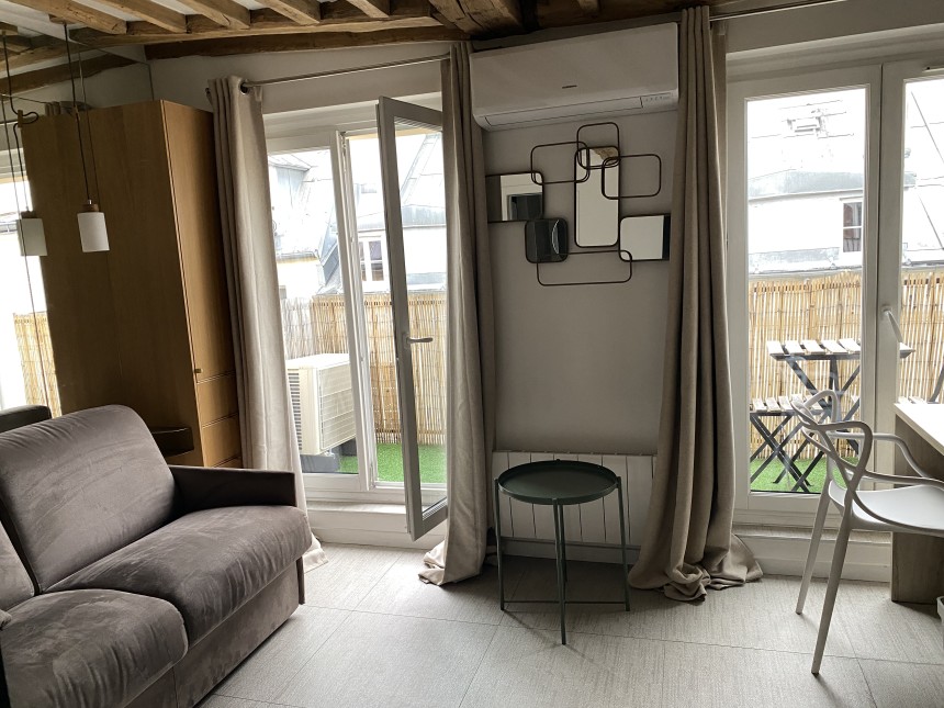 MEUBLÉ – Studio « charmant Pied à terre » proche tous transports Hyper centre  – 15 m2 environ – Paris 9ème – Chaussée d’Antin – Refait par architecte – 5ème étage avec ascenseur – Terrasse de 7 m2 – Loyer charges comprises : 900 euros