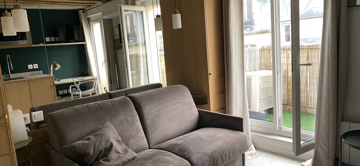 MEUBLÉ – Studio « charmant Pied à terre » proche tous transports Hyper centre  – 15 m2 environ – Paris 9ème – Chaussée d’Antin – Refait par architecte – 5ème étage avec ascenseur – Terrasse de 7 m2 – Loyer charges comprises : 900 euros