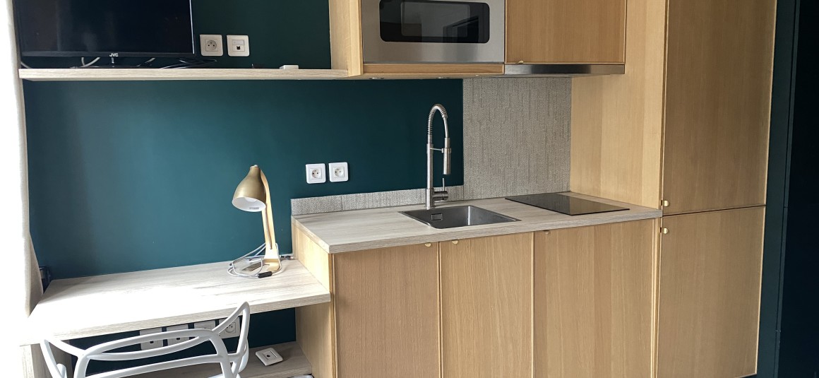 MEUBLÉ – Studio « charmant Pied à terre » proche tous transports Hyper centre  – 15 m2 environ – Paris 9ème – Chaussée d’Antin – Refait par architecte – 5ème étage avec ascenseur – Terrasse de 7 m2 – Loyer charges comprises : 900 euros