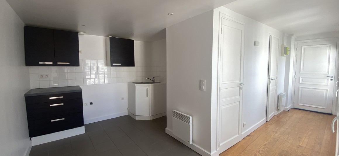 VIDE – 1 chambre – Paris 9ème – 47,5 m2 – Square Montholon – Rue de Trévise – 47,5 m2 – 6e étage avec ascenseur – Loyer charges comprises :  1.552,50 euros