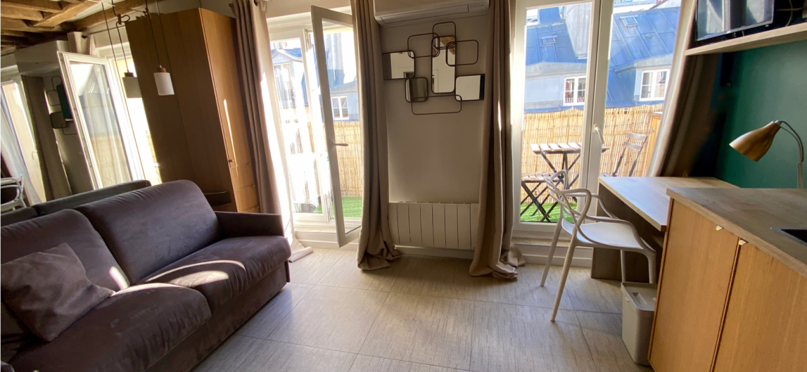 MEUBLÉ – Studio « charmant Pied à terre » proche tous transports Hyper centre  – 15 m2 environ – Paris 9ème – Chaussée d’Antin – Refait par architecte – 5ème étage avec ascenseur – Terrasse de 7 m2 – Loyer charges comprises : 900 euros