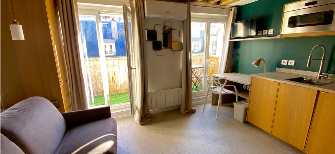 MEUBLÉ – Studio « charmant Pied à terre » proche tous transports Hyper centre  – 15 m2 environ – Paris 9ème – Chaussée d’Antin – Refait par architecte – 5ème étage avec ascenseur – Terrasse de 7 m2 – Loyer charges comprises : 900 euros
