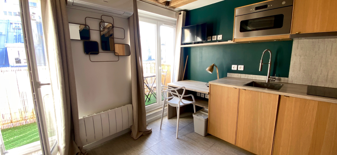 MEUBLÉ – Studio « charmant Pied à terre » proche tous transports Hyper centre  – 15 m2 environ – Paris 9ème – Chaussée d’Antin – Refait par architecte – 5ème étage avec ascenseur – Terrasse de 7 m2 – Loyer charges comprises : 900 euros