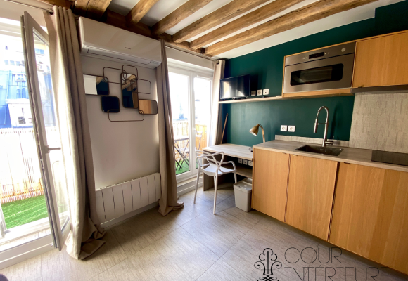 MEUBLÉ – Studio « parfait Pied à terre, esprit suite Hotel » – 15 m2 – Havre Caumartin / Chaussée d&rsquo;Antin – Rue Joubert – Paris 9ème -Hyper centre – Refait par architecte – 5ème étage avec ascenseur – Terrasse de 7 m2 – Loyer charges comprises : 900 euros (climatisation)