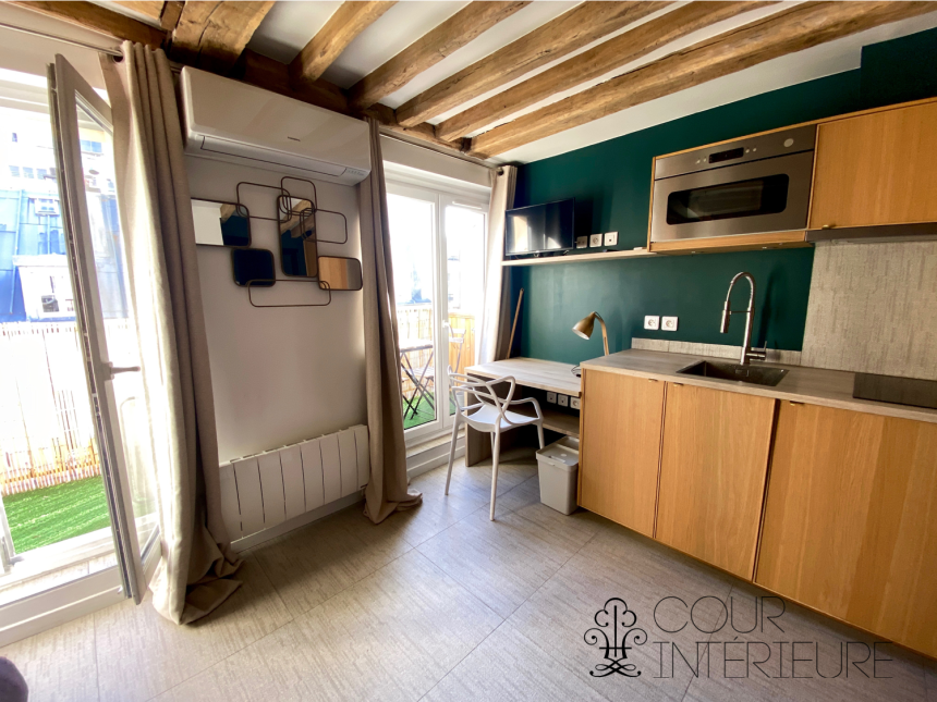 MEUBLÉ – Studio « parfait Pied à terre, esprit suite Hotel » – 15 m2 – Havre Caumartin / Chaussée d&rsquo;Antin – Rue Joubert – Paris 9ème -Hyper centre – Refait par architecte – 5ème étage avec ascenseur – Terrasse de 7 m2 – Loyer charges comprises : 900 euros (climatisation)