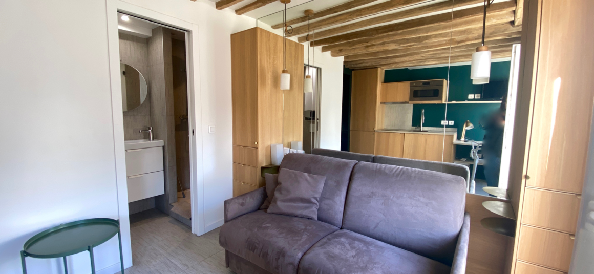 MEUBLÉ – Studio « charmant Pied à terre » proche tous transports Hyper centre  – 15 m2 environ – Paris 9ème – Chaussée d’Antin – Refait par architecte – 5ème étage avec ascenseur – Terrasse de 7 m2 – Loyer charges comprises : 900 euros