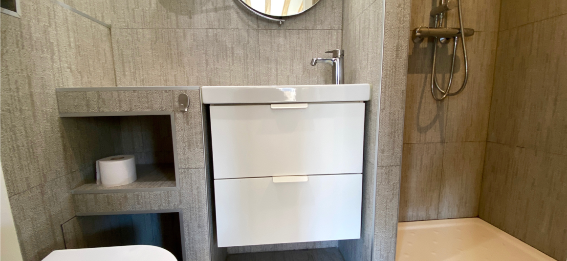 MEUBLÉ – Studio « charmant Pied à terre » proche tous transports Hyper centre  – 15 m2 environ – Paris 9ème – Chaussée d’Antin – Refait par architecte – 5ème étage avec ascenseur – Terrasse de 7 m2 – Loyer charges comprises : 900 euros
