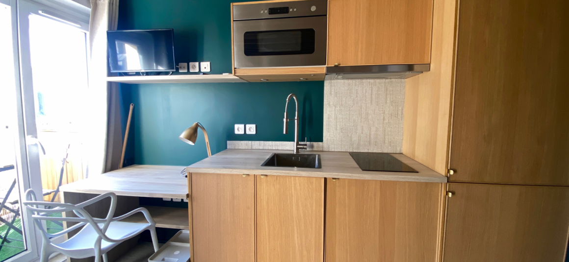 MEUBLÉ – Studio « charmant Pied à terre » proche tous transports Hyper centre  – 15 m2 environ – Paris 9ème – Chaussée d’Antin – Refait par architecte – 5ème étage avec ascenseur – Terrasse de 7 m2 – Loyer charges comprises : 900 euros