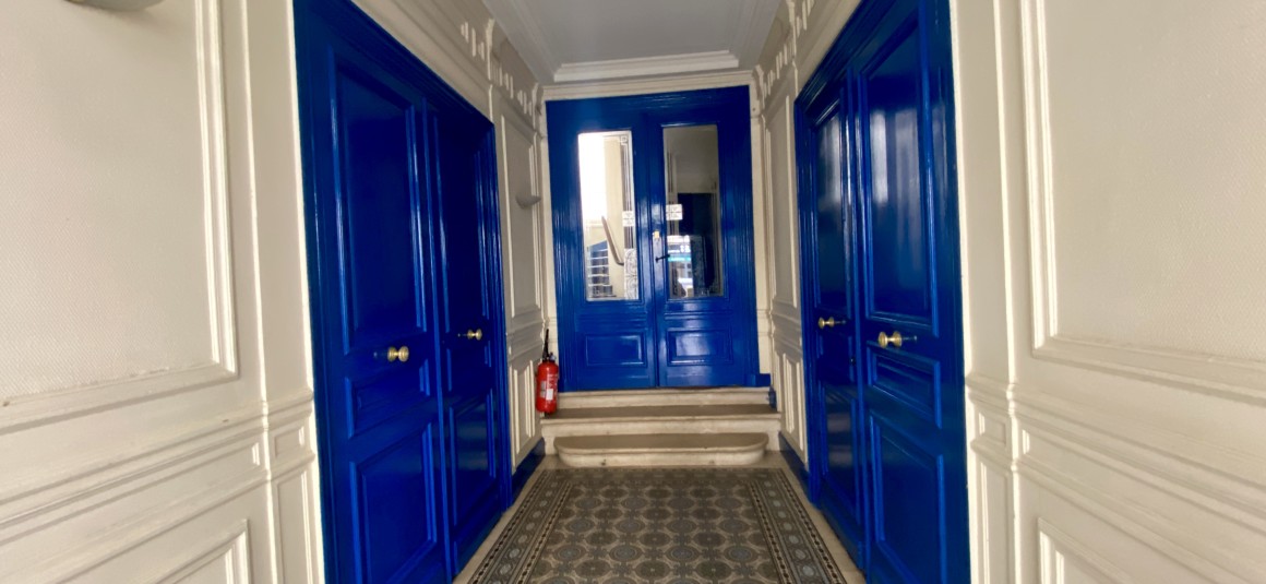 MEUBLÉ – 1 chambre – 39 m2 – Paris 17ème – Villiers / Malesherbes – Rue Jouffroy d’Abbas – 6ème et dernier étage avec ascenseur – Loyer charges comprises : 1.550 euros