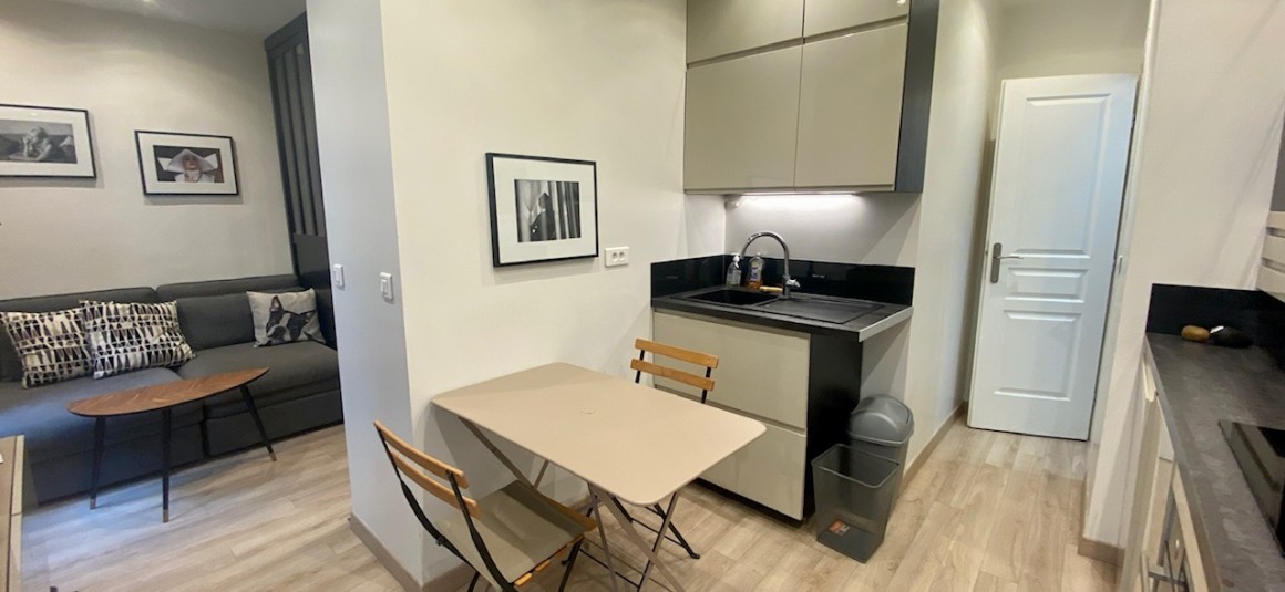 MEUBLÉ – 1 chambre – Paris 3ème – 25 m2 – Rue de Turenne –  3ème  étage sans ascenseur – Loyer : 1.250 € cc