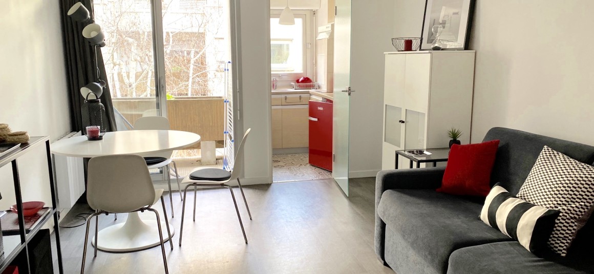 MEUBLÉ – Studio – 23 m2 + Balcon 2 m2- rue Jean-Baptiste Pigalle – Paris 9ème – 2ème et dernier étage ascenseur – Loyer charges comprises : 1.100 euros