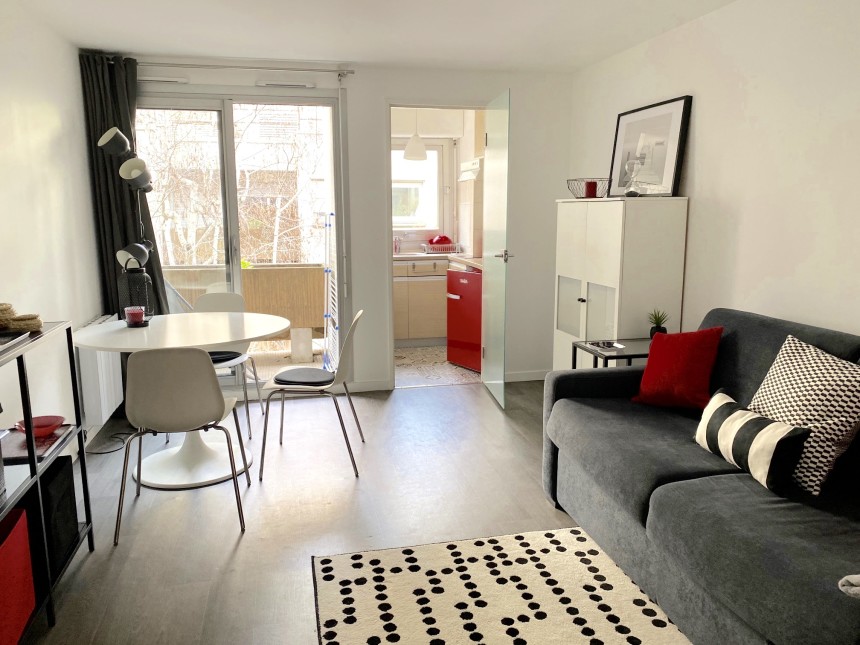 MEUBLÉ – Studio – 23 m2 + Balcon 2 m2- rue Jean-Baptiste Pigalle – Paris 9ème – 2ème et dernier étage ascenseur – Loyer charges comprises : 1.100 euros