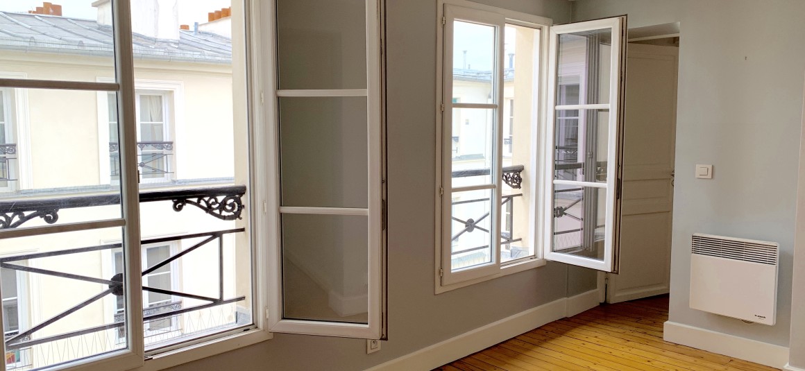 VIDE – 1 chambre – Paris 9ème – 47,5 m2 – Square Montholon – Rue de Trévise – 47,5 m2 – 6e étage avec ascenseur – Loyer charges comprises :  1.552,50 euros