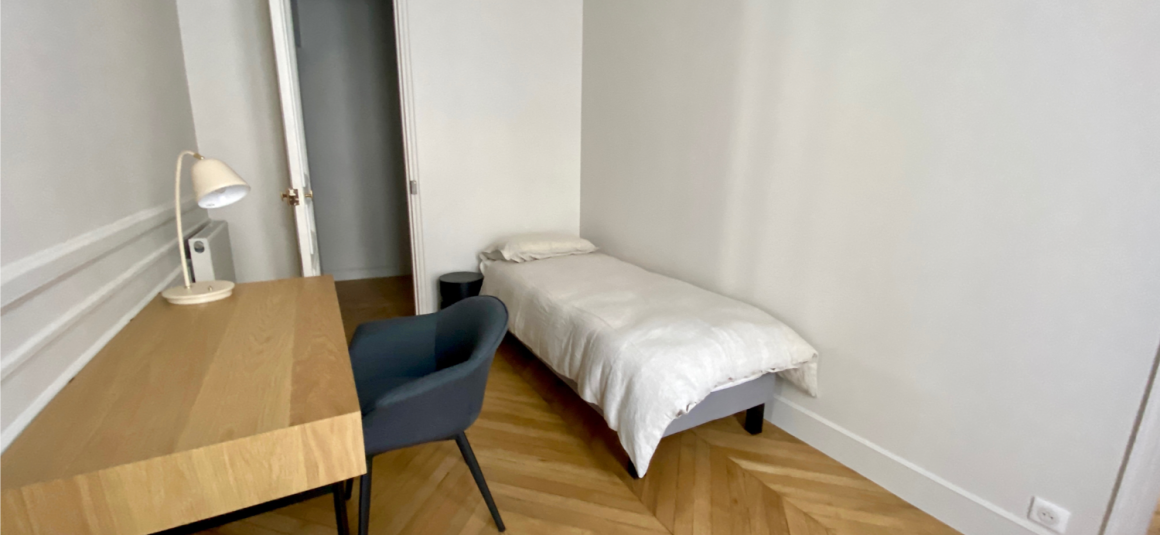 MEUBLÉ – 3 chambres – Paris 9ème – 126 m2 avec balcon filant –  Trudaine / Maubeuge – 2ème étage avec ascenseur –  Loyer charges comprises : 4.300 euros