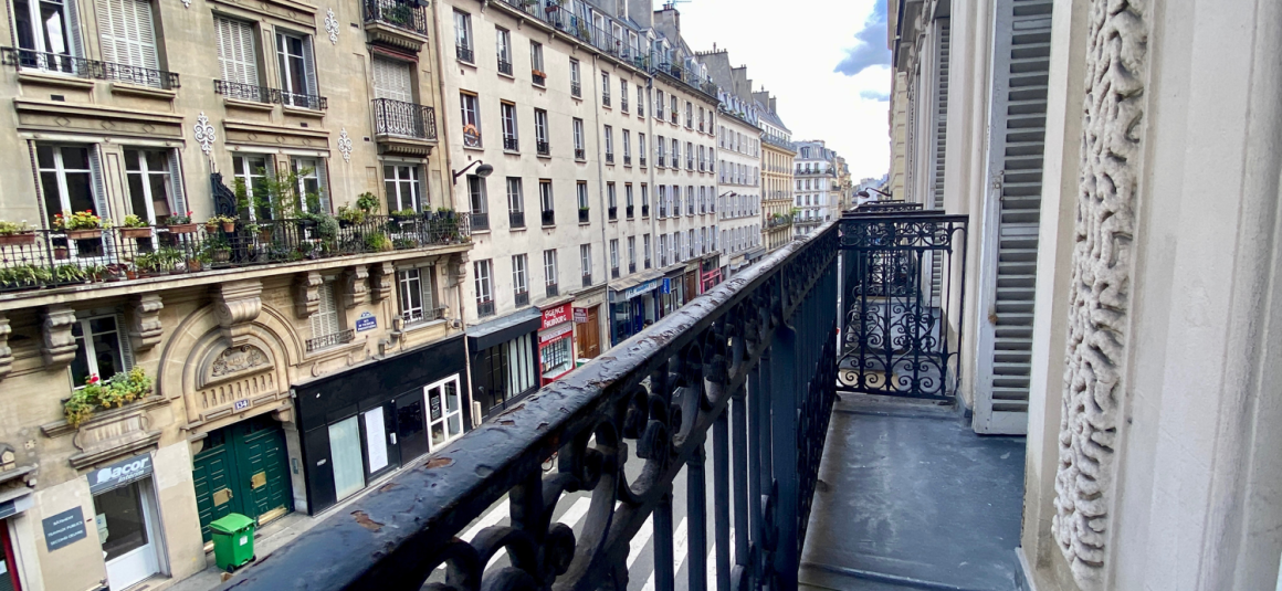 MEUBLÉ – 3 chambres – Paris 9ème – 126 m2 avec balcon filant –  Trudaine / Maubeuge – 2ème étage avec ascenseur –  Loyer charges comprises : 4.300 euros